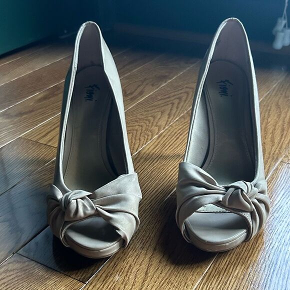 Nude Peep-Toe Heels - Picture 1 of 12